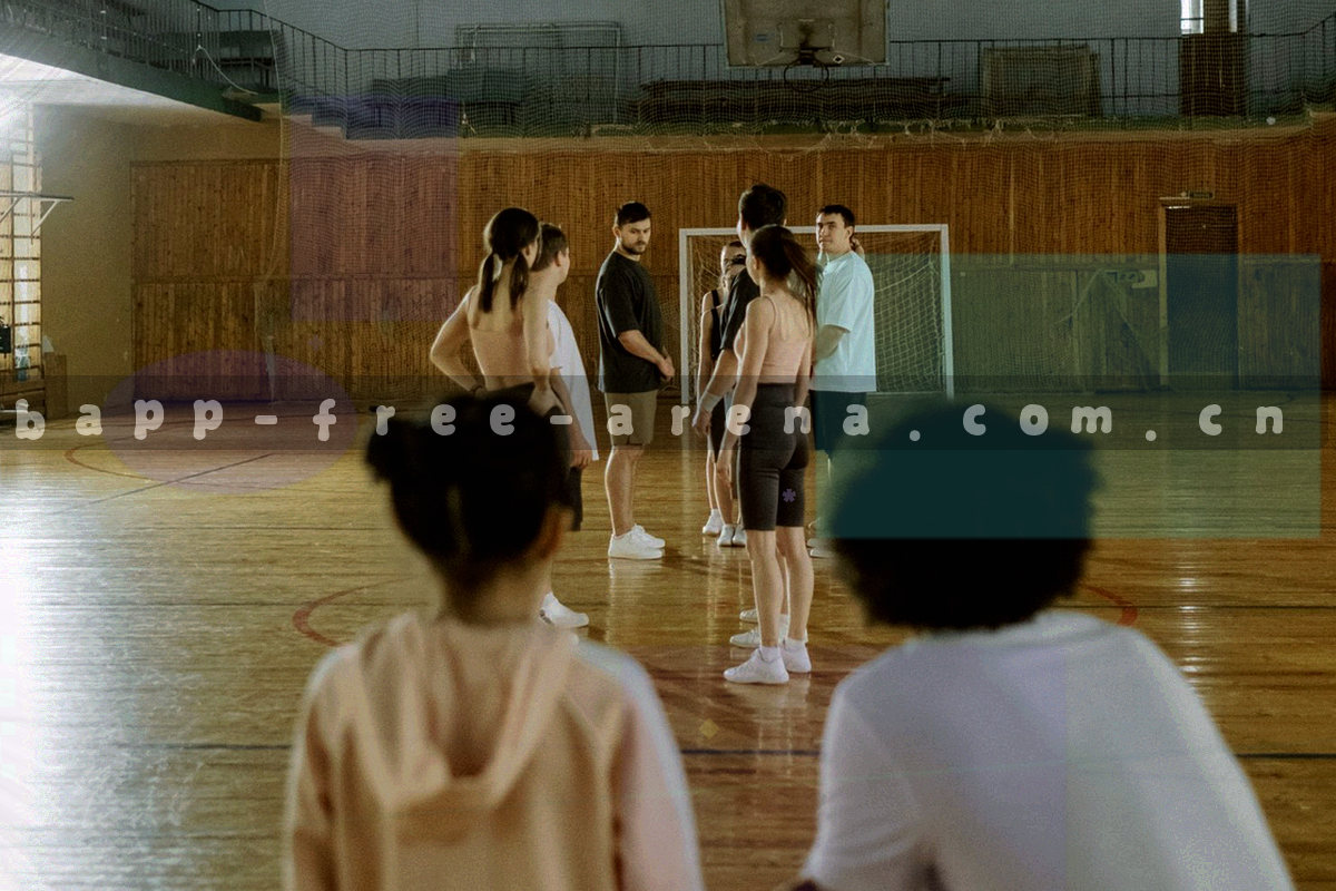夜间编辑工作台上的多屏战报画面与手写笔记，画面中没有人物正面出镜